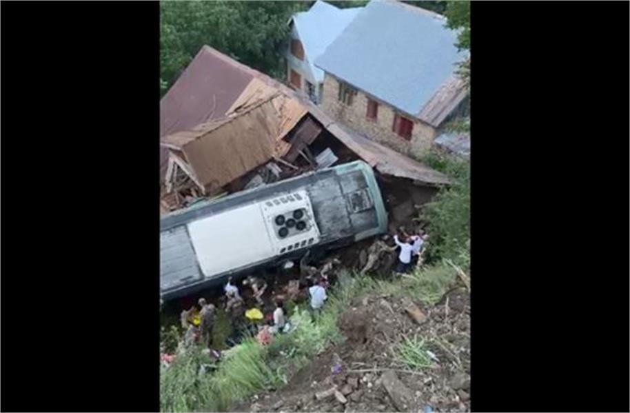 Jammu and Kashmir, Ganderbal, Bus Accident, Pilgrims, Kangal, Road Accident, Rescue Operation, Injured Passengers, Emergency Services, Police Investigation, Kashmir News, Hari Ganiwan